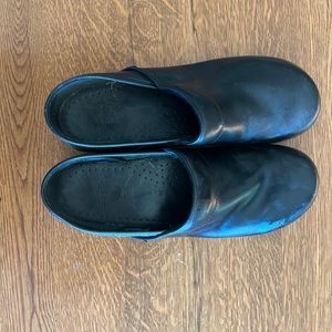 Black Dansko clogs size 42
